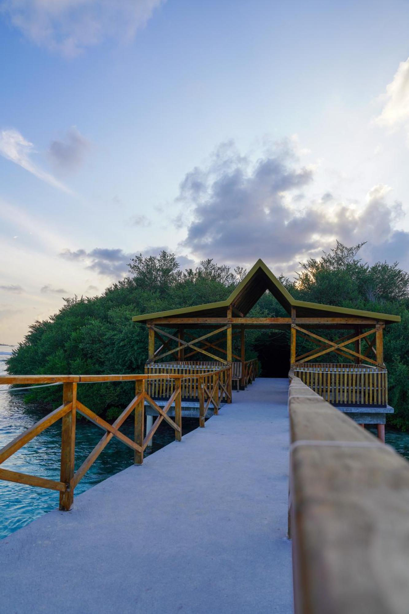 Hotel Sun & Surf à Thulusdhoo Extérieur photo