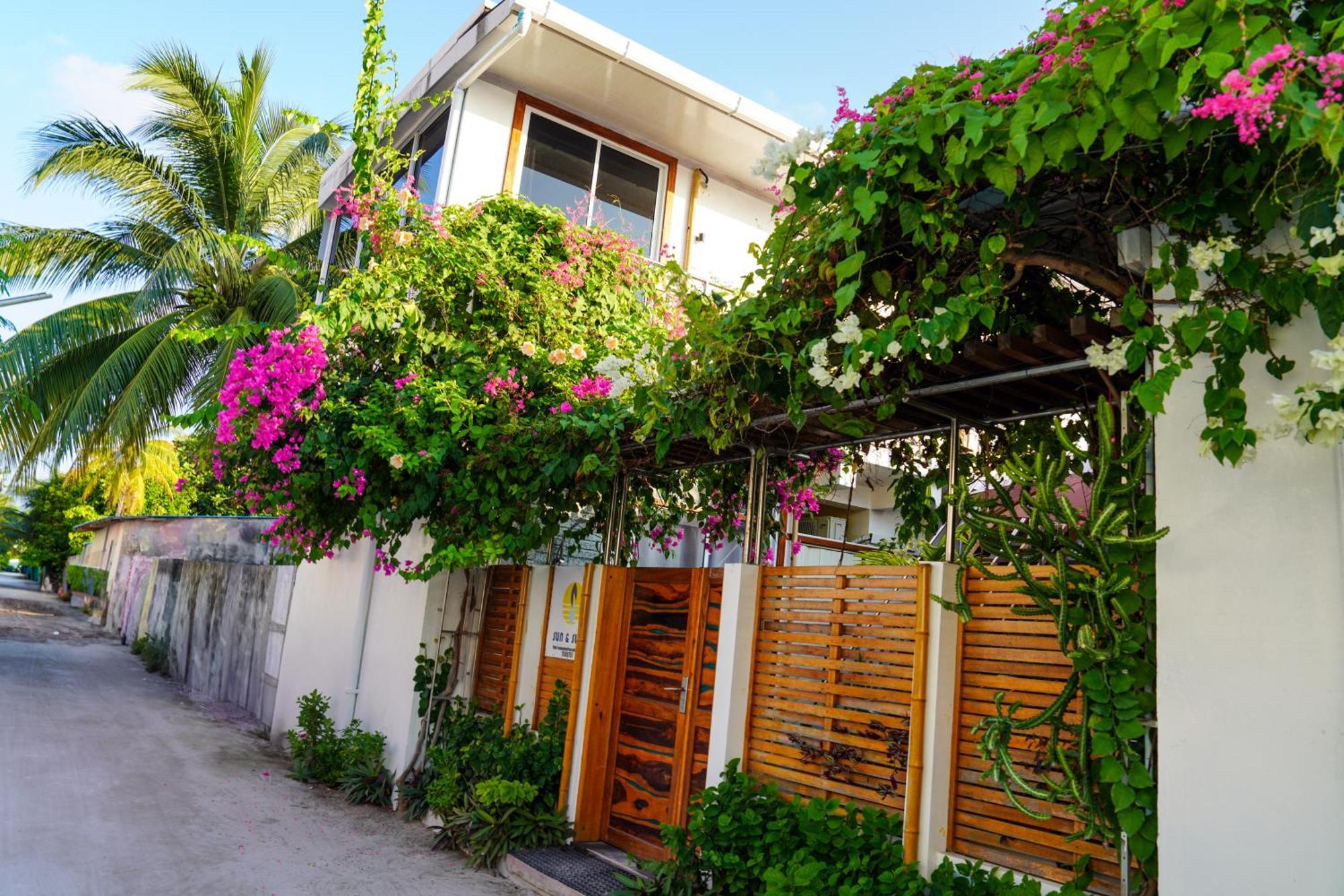Hotel Sun & Surf à Thulusdhoo Extérieur photo