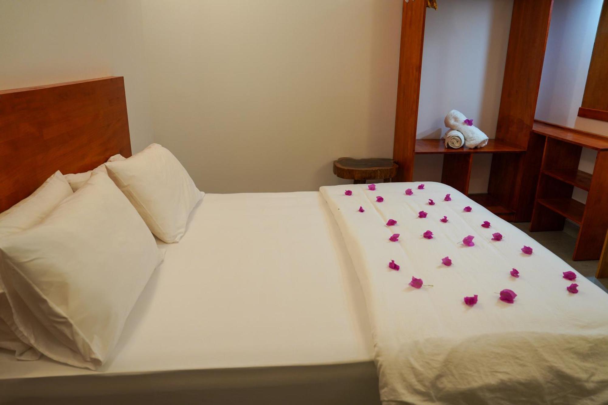 Hotel Sun & Surf à Thulusdhoo Extérieur photo