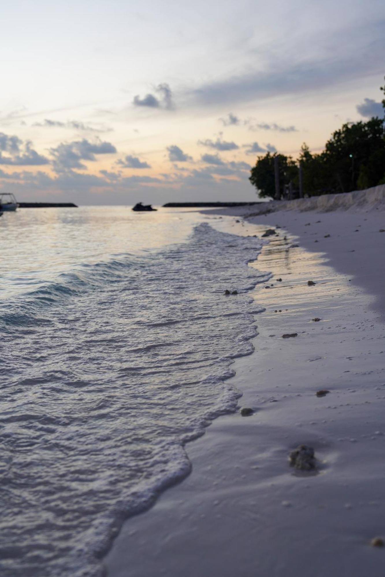 Hotel Sun & Surf à Thulusdhoo Extérieur photo